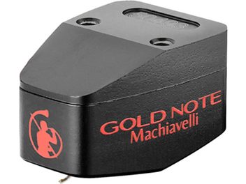 Gold Note Machiavelli MkII vinila pārveidotāja šūnas augšējā skats tuvinājumā, melnā matētā korpusā ar sarkano logotipu