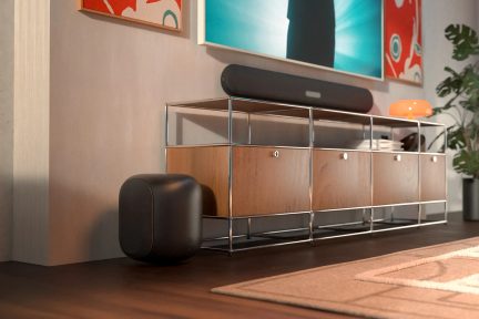 Černý subwoofer Sonos Sub Mini před TV skříňkou s černým soundbarem Sonos