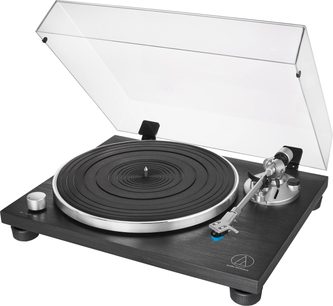 Platine vinyles Audio Technica AT-LPW30BK noire, vue de dessus en angle, couvercle ouvert, bras de lecture avec cellule