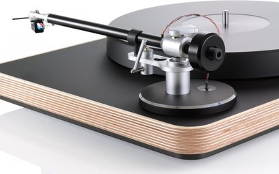 ClearAudio TP054WE Concept træplade, set oppefra, tonearmen og pickuppen er monteret, træplade