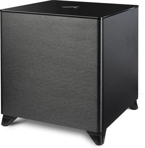 Dynamo Foundation 10 subwoofer i mat sort, set fra en vinkel, kubisk form, glat overflade på toppen, skrå ben