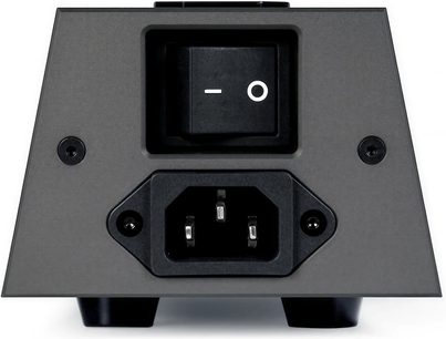 iFi Audio Power Station schwarz, Vorderansicht, mit Schalter, Steckdose und USB-Anschlüssen auf der Oberseite