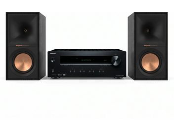 Amplificador-sintonizador estéreo Onkyo TX-8220 negro entre dos altavoces Klipsch Reference con conos de cobre