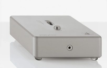 ClearAudio Smart Phono V2 sølvfarvet phono-forforstærker, set lidt skråt oppefra, rektangulært sølvfarvet kabinet