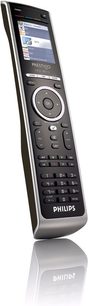 Philips SRU8015 universal fjernbetjening i metalgrå, set forfra, LCD-skærm, numerisk tastatur og kontrolknapper