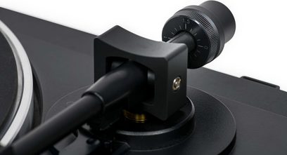 Giradischi Thorens TD 101 A nero opaco, primo piano sul braccio di lettura con testina e contrappeso, vista laterale