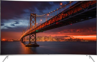 „Samsung" UE49KS7500 televizorius, rodantis naktinį San Francisko „Bay Bridge" vaizdą su apšviestais dangoraižiais fone