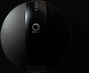Trådløs tilsluttet højttaler Elipson Planet W35, tæt forfra, sort stofgitter, kromet logo