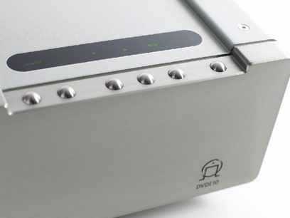 Primare DVDi 10 højfidelitetssystem i børstet aluminium, set ovenfra med knapper og displaypanel