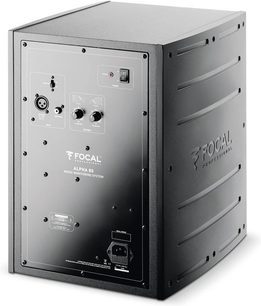 Forstærket Focal ALPHA 80 højttaler, set forfra, metallisk grå kabinet med sort front, synlige højttalere og tilslutninger