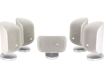 5-pack med kompakta ovala vita Bowers & Wilkins M1 MK2-högtalare på metallstativ, framifrån