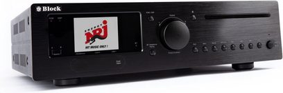 Visiškai integruota hi-fi sistema Block CVR-200, juodos spalvos, iš šlifuoto aliuminio, trijų ketvirčių priekinis vaizdas: spalvotas ekranas kairėje, didelis centrinis valdymo ratukas, CD grotuvo anga ir išrikiuoti mygtukai dešinėje pusėje