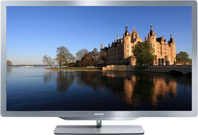 Philips 42PFL7606H fladskærms-TV viser et slot ved vandet på en solrig dag, med sølvfarvet stander