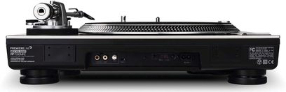 Toca-discos Reloop RP 7000 MK2 prata, vista frontal, braço de leitura, prato, botões e conexões traseiras