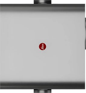 Šviesiai pilkas Leica Cine Compact 1 vaizdo projektorius, vaizdas iš viršaus, kvadratinis formatas su centre esančiu raudonu logotipu