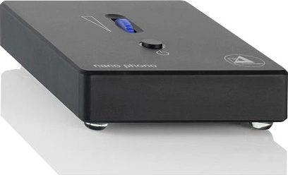 Phono předzesilovač ClearAudio Nano Phono V2 černý, pohled shora, přední strana s tlačítky a modrou kontrolkou, černé obdélníkové pouzdro