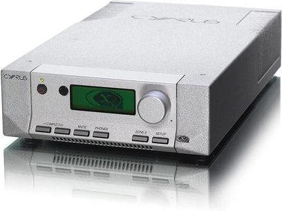Stereo hi-fi stiprintuvas „Cyrus 8 QX DAC" sidabrinės spalvos, priekinis vaizdas su žaliu ekranu, mygtukais ir jungtimis priekinėje dalyje