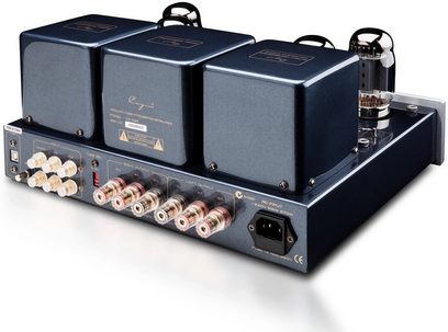 Cayin CS-55A EL34 integreret stereo rørforstærker i mørkeblåt metal, set bagfra i trekvart vinkel, med tre rektangulære transformatorhætter, to synlige rør og en række højttalerterminaler samt RCA-indgange