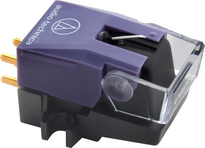 Fioletowa wkładka gramofonowa Audio Technica AT440MLB z eliptyczną igłą diamentową, widok z tyłu pod kątem 3/4 w przezroczystym opakowaniu