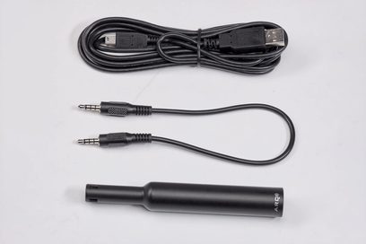 MartinLogan ARC mikrokalibreringssett med svart blyantmikrofon, USB-kabel og 3,5 mm jack lydkabel sett ovenfra