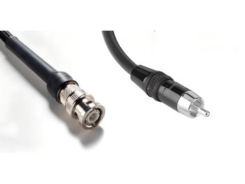 Sort Naim Audio DC1 digital koaksialkabel med sølvfarvede hanstik af metal i RCA og BNC ved enderne