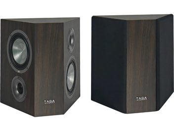 To billeder af de moderne Taga Platinum S-100 V.4 højttalere i valnøddetræ, set forfra og fra en trekvart bagside vinkel, med mørk træfinish