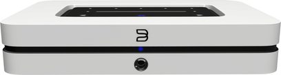 Síťový audio přehrávač BlueSound NODE bílý 2025, pohled zepředu, obdélníkový tvar, černý horní povrch, centrální konektor