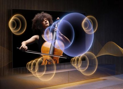 Vægmonteret fladskærms-tv med en cellist på skærmen og lysende bobler, der illustrerer omsluttende lyd