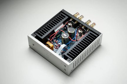Silverfärgad och svart stereo-rörförstärkare, vy ovanifrån, synliga komponenter och gyllene bakre anslutningar