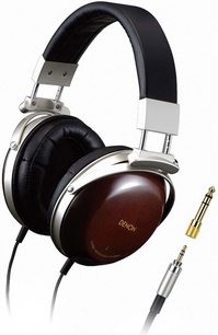 Åben hi-fi hovedtelefon Denon AH-D5000 i brun, sort hovedbøjle, sølvfarvede transducere, gylden jackstik, set fra venstre trekvartersvinkel