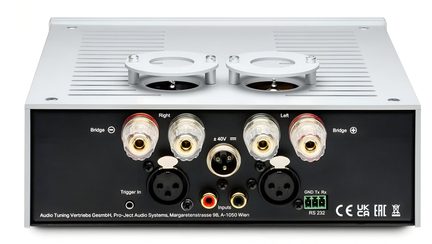 Audioverstärker Pro-Ject silber Rückansicht, doppelte Lautsprecheranschlüsse, RCA-, XLR- und RS232-Eingänge