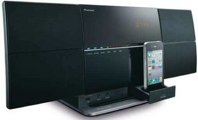 Pioneer X-SMC1 sort hi-fi-anlæg set forfra, LCD-skærm, iPhone-dock, CD-afspiller