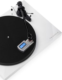 Hi-fi vinylspiller Triangle Lunar 3 hvit, sett ovenfra, svart tallerken, svart tonearm, sølvfarget digital balanse