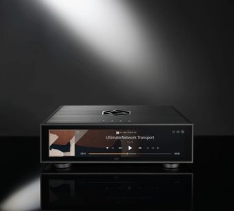 Síťový audio přehrávač Rose RS130 černý, pohled zepředu, displej zobrazující "Ultimate Network Transport", ovládací tlačítka