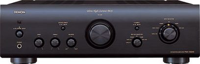 Wzmacniacz hi-fi stereo Denon PMA-1500AE w kolorze czarnym, widok z przodu, przyciski i gniazda na przednim panelu, centralny wyświetlacz cyfrowy