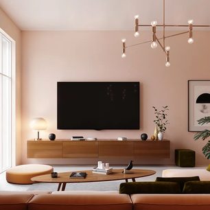 Moderne stue med beige læderlænestol, træbordplade, træ-TV-møbel, fladskærms-TV, messinghængende lampe og grønne planter