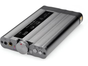 Bærbar audio-konverter iFi Audio xDSD Gryphon sølv, trekvart visning med sort skærm og stor drejeknap