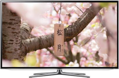 Televizor Samsung UE46ES6530 zobrazující větev stromu s růžovými květy a zavěšenou dřevěnou visačkou