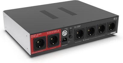 Strømrenser IsoTek V5 ELEKTRA sølv, baksideperspektiv, rektangulært kabinett, 6 uttak, 2 røde soner, hjelpekontakt, bryter, strøminngang, ventilasjonsspalter på toppen
