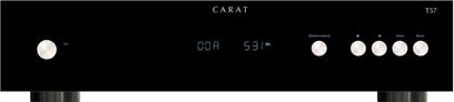 Sort Carat T57-tuner, frontpanel med digitalt display, knapper og drejeknapper, forfra set på sort baggrund