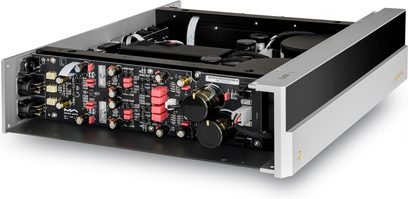Matrix Audio MP‑1 stereo forforstærker i sølvfarvet aluminium med blank sort front, set trekvart forfra fra højre med åbent låg, der afslører sort printplade med røde kondensatorer og guldbelagte stik