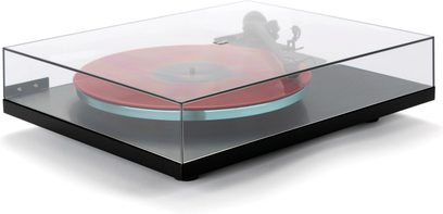 Platina de vinil hi-fi Rega Planar 3 RS com base preta, tampa transparente, prato de vidro e disco de vinil vermelho visível