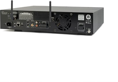 Højfidelitets effektforstærker SVX-1202, bagside, sort rektangulært kabinet, 2 antenner, forskellige tilslutninger, cirkulær ventilator
