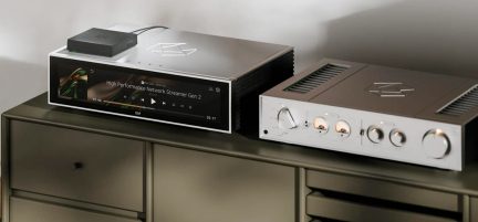 Stříbrný vysoce výkonný síťový streamer a hi-fi zesilovač s velkým displejem a ovládacími knoflíky při pohledu zepředu