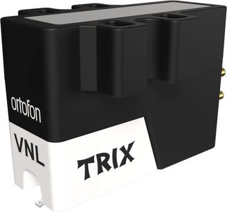 Ortofon VNL TRIX-Tonabnehmer, schwarzes und weißes Kunststoffgehäuse, Dreiviertelansicht, vergoldete rückseitige Anschlüsse, Befestigungsbohrungen