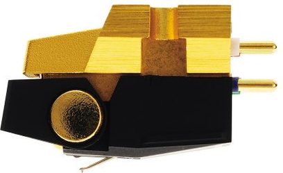 Sort og gylden Audio Technica AT-150SA pladespiller-cellule, set ovenfra og fra siden, på sort sokkel
