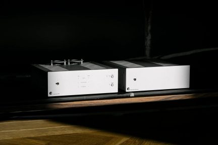 Silverfärgade hi-fi-förstärkare Pro-Ject Amp Box RS2 och Power Box RS2 Amp på trämöbel framifrån