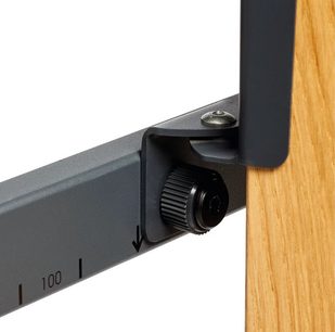 Czarna ścienna podstawa TV Vogel's TVS 3695 w kolorze dębu, zbliżenie na metalowy mechanizm mocowania i regulacji z boku