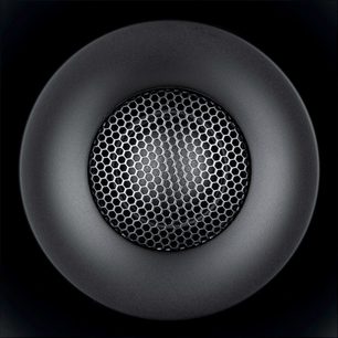 Fronten av den aktive høyttaleren Fluid Audio FX80, med sirkulær bikakemønstret svart grill på den matte svarte kabinetten