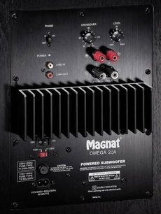 Subwoofer Magnat Omega 20A černý, pohled zepředu, detailní záběr na konektory a ovládací prvky, 2 červené bass-reflex porty